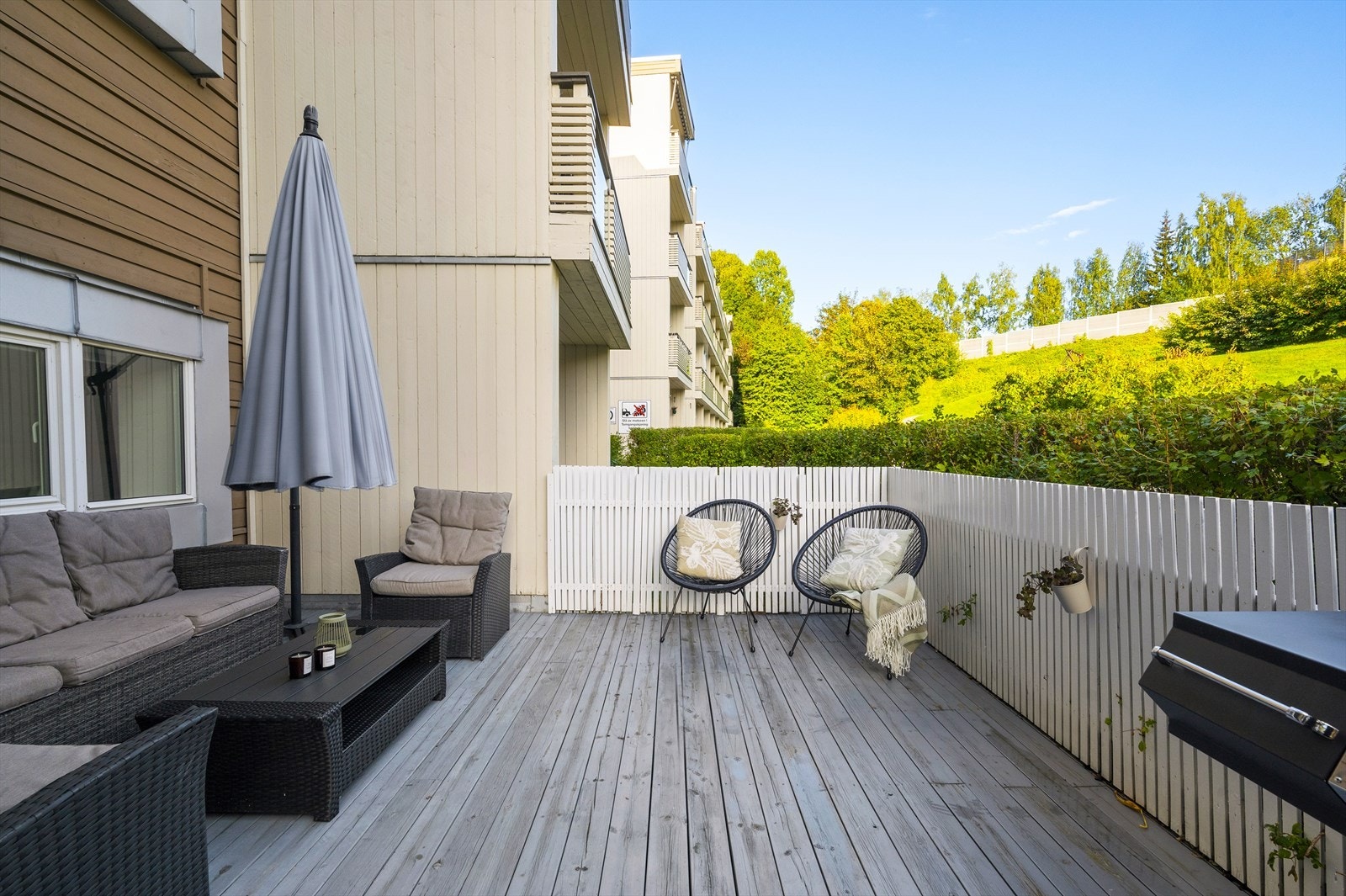 Terrassen er inndelt i ulike soner, med god plass til både sofagruppe, solsenger, spisebord, grill og planter. Galleribilde