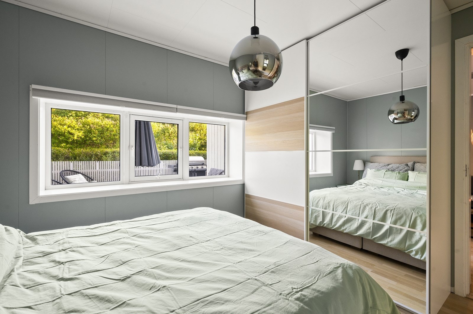 Rommet er utstyrt med en stor skyvedørsgarderobe. Galleribilde