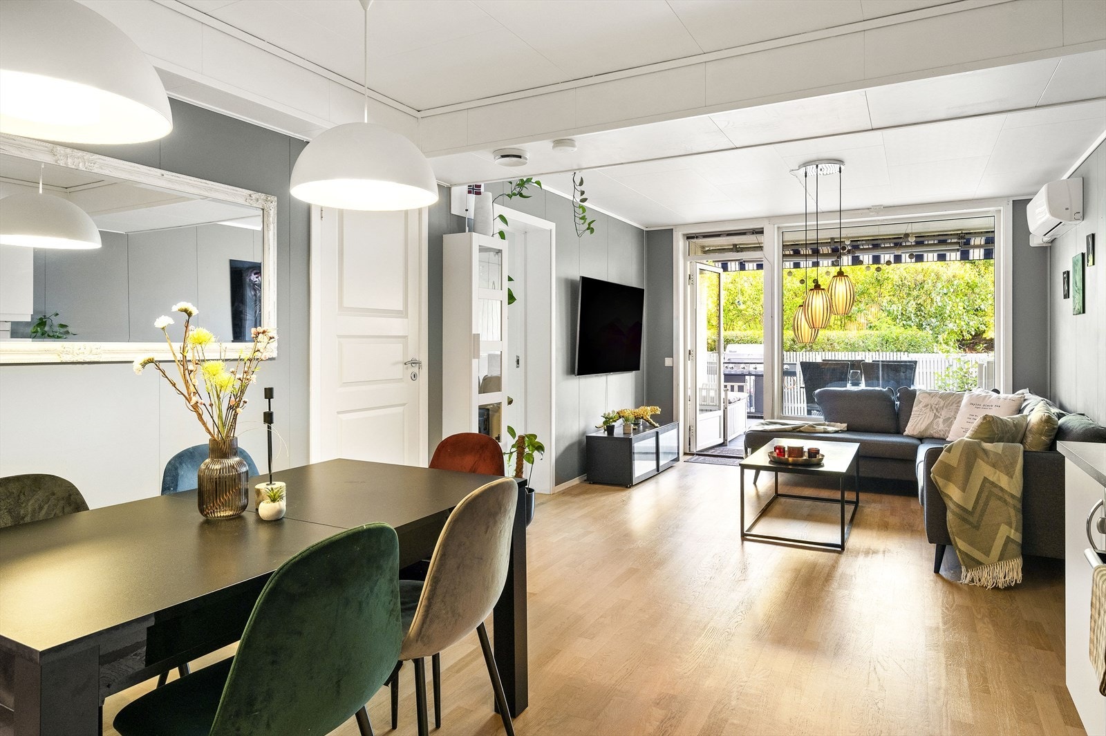 Innvendig møtes du av en luftig atmosfære og moderne preg. Bygget er fra 2006 og holder en generelt god standard. Galleribilde