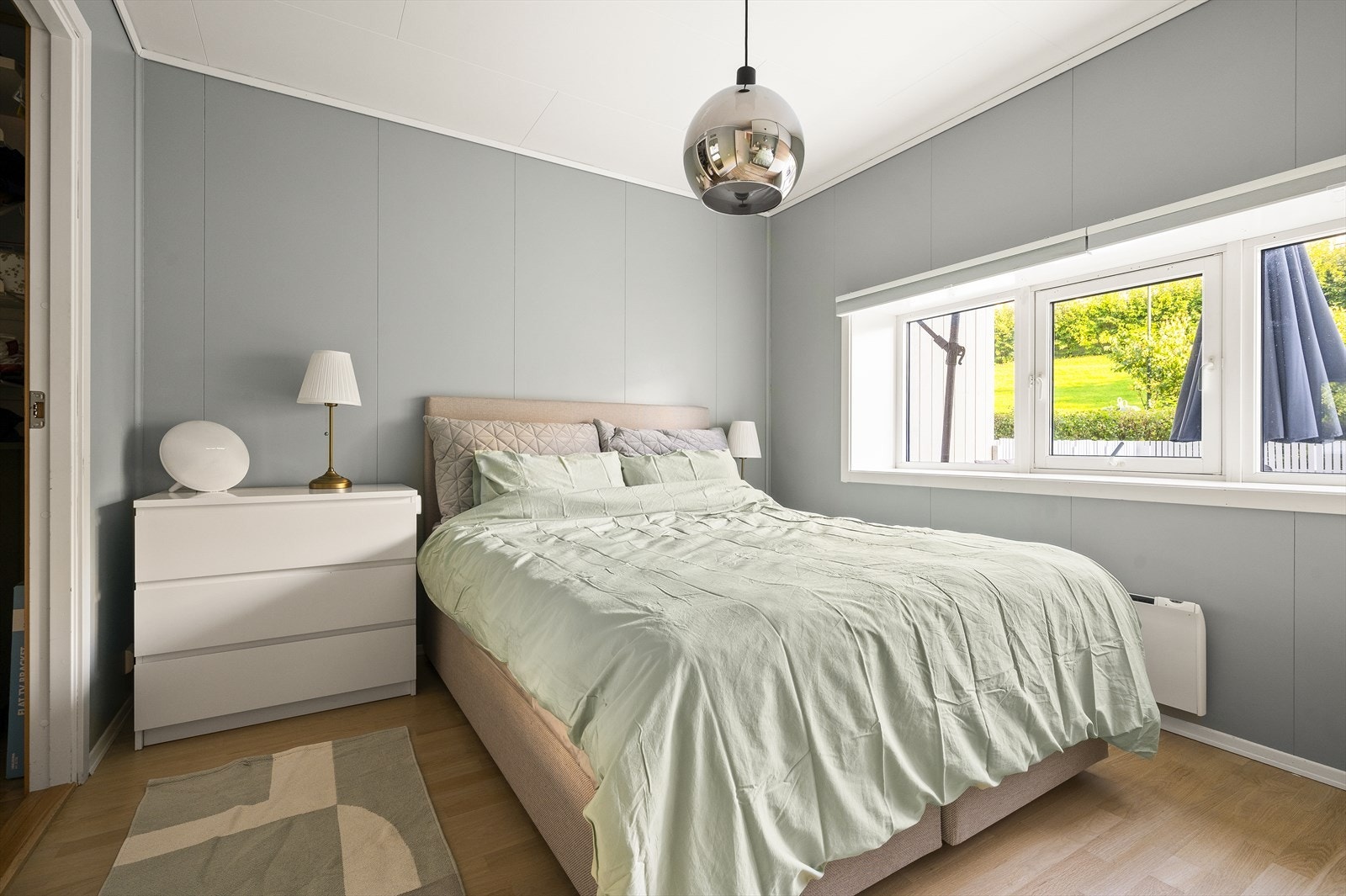 Hovedsoverommet er romslig, med god plass til dobbeltseng, garderobeløsning og øvrig soveromsmøblement. Vindu vender mot rolige omgivelser. Galleribilde