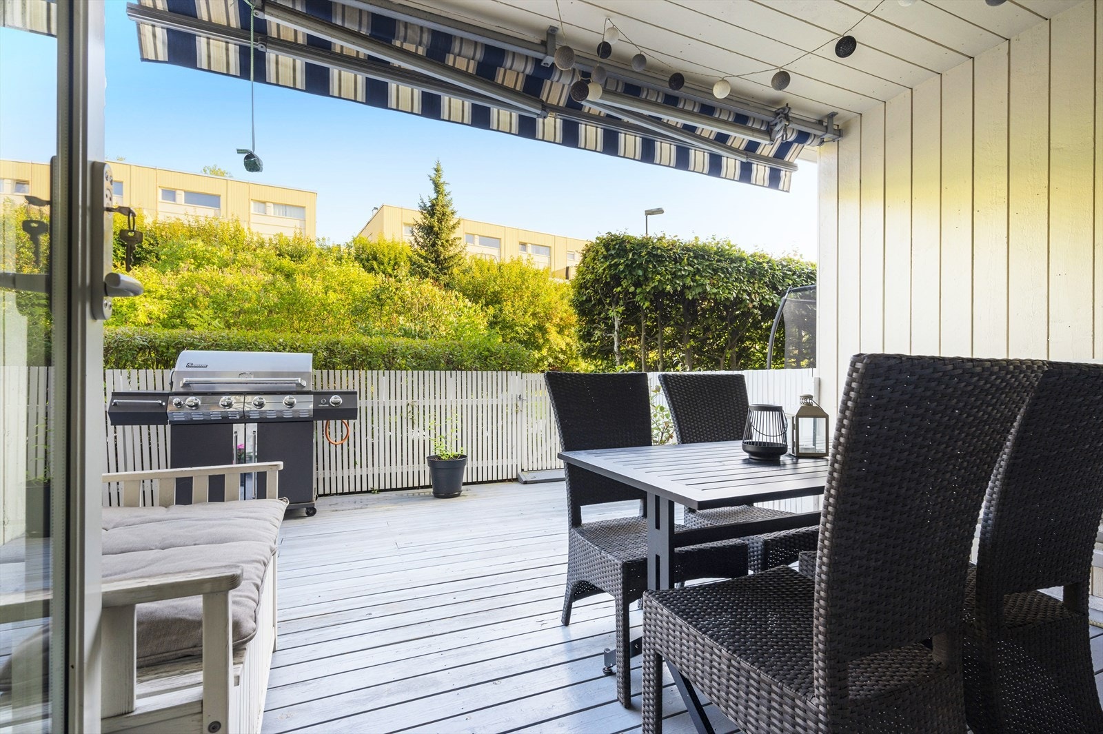 Den herlige markterrassen mot syd fungerer som en forlengelse av stuen i sommerhalvåret. Galleribilde