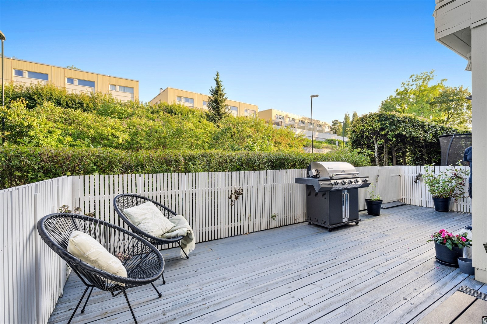 Hyggelig utsikt mot grønt og rolig nabolag. Terrassen har egen port ut mot asfaltert internvei. Galleribilde