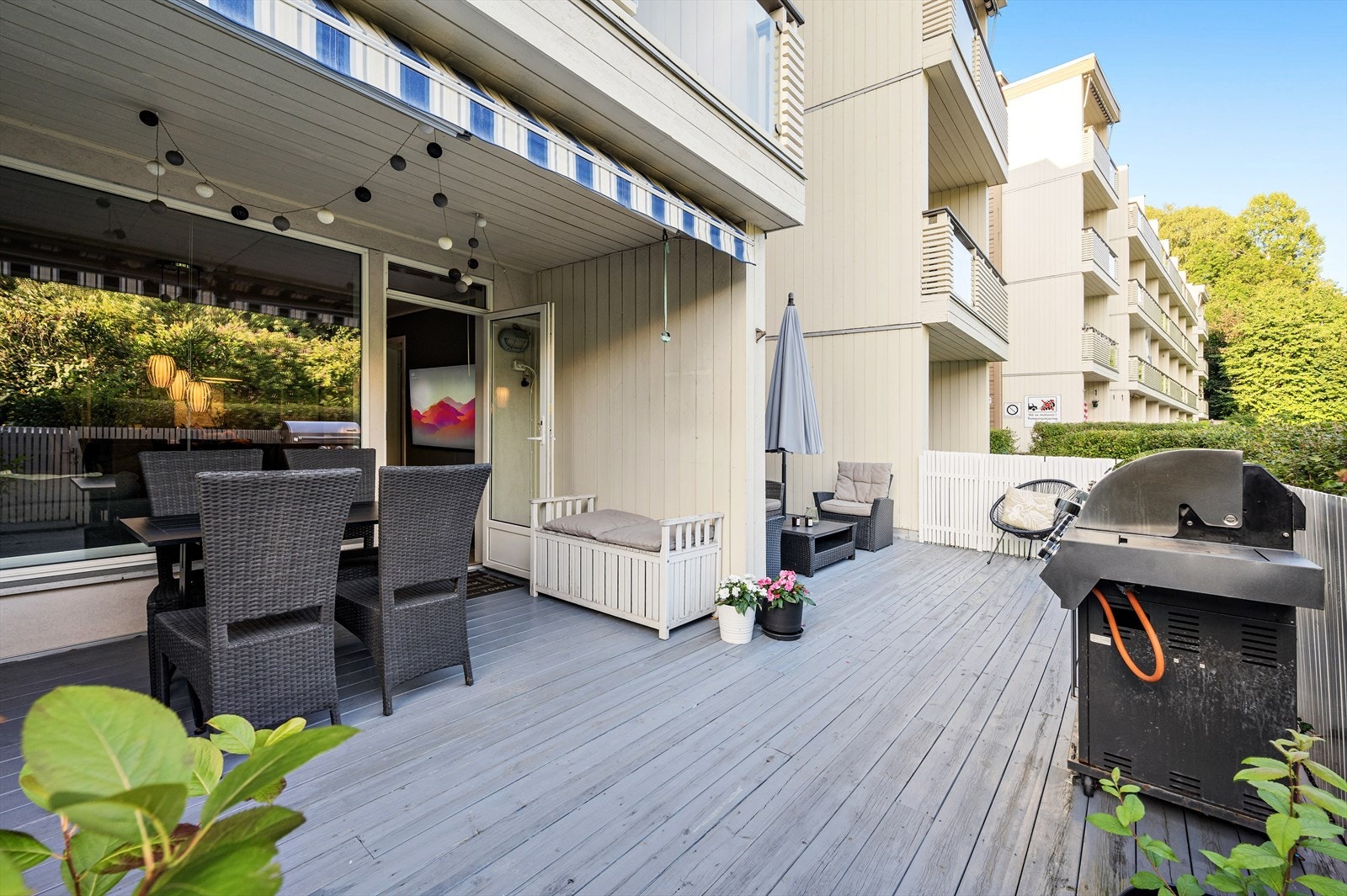 En pen og luftig 3-roms med sydvendt markterrasse på hele 33 kvm. Her bor du i rolige, grønne og barnevennlige omgivelser samtidig som du finner "alle" fasiliteter rett i nærheten. Galleribilde