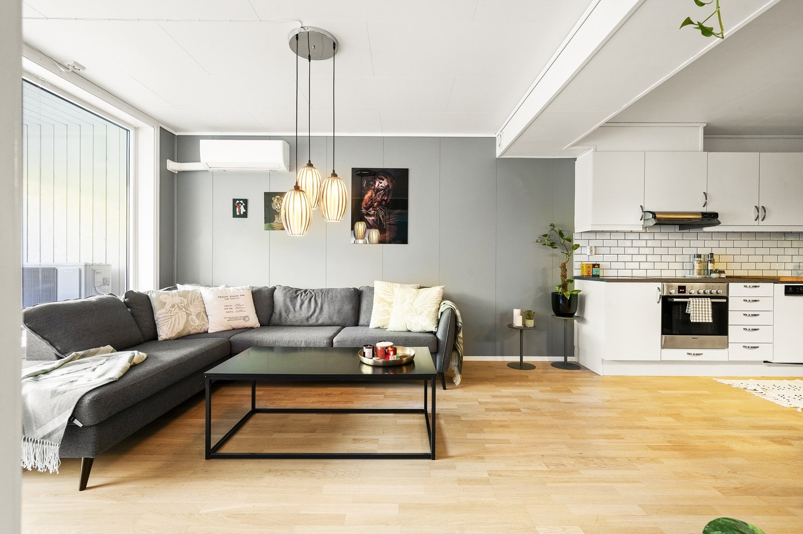 Stue og kjøkken er i åpen løsning, og utgjør et stort, sosialt allrom. Gode vindusflater sørger for godt med lys og en herlig romfølelse. Galleribilde