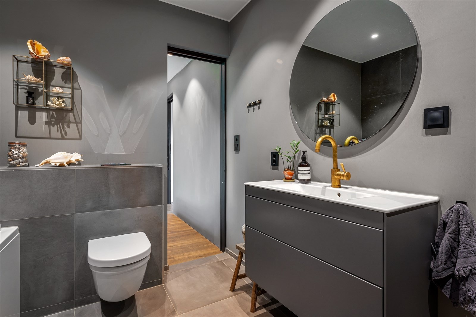 Delikat, flislagt baderom med direkte adkomst fra hovedsoverom. Galleribilde