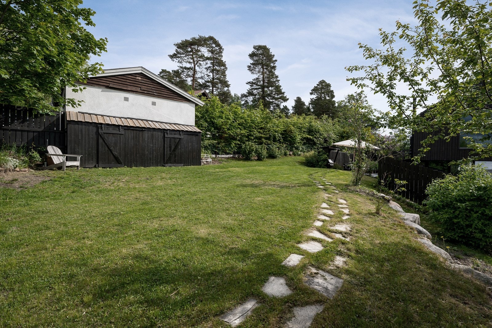 Koselig hage med boltreplass for liten og stor. Galleribilde