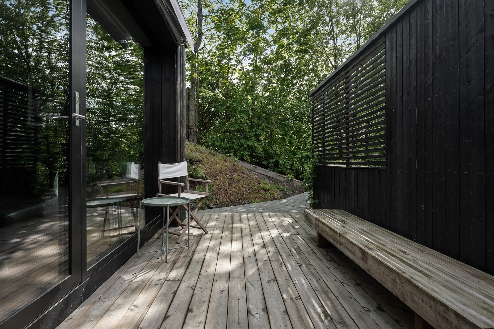 Det er egen terrasse utenfor kjellerstuen. Galleribilde