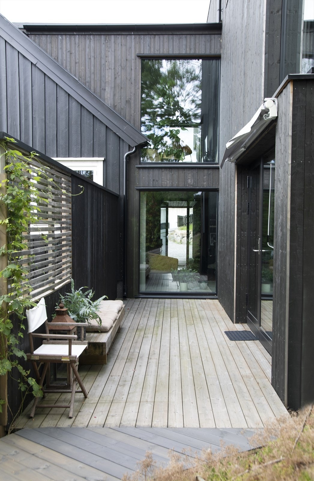 Legg merke til hvordan vindusflatene er plassert slik at man ser tvers gjennom boligens luftige hall. Bilde fra magasinet Maison (utgave 04 / 2022). Fotograf Fillipa Tredal, styling av Tine Kroken. Galleribilde