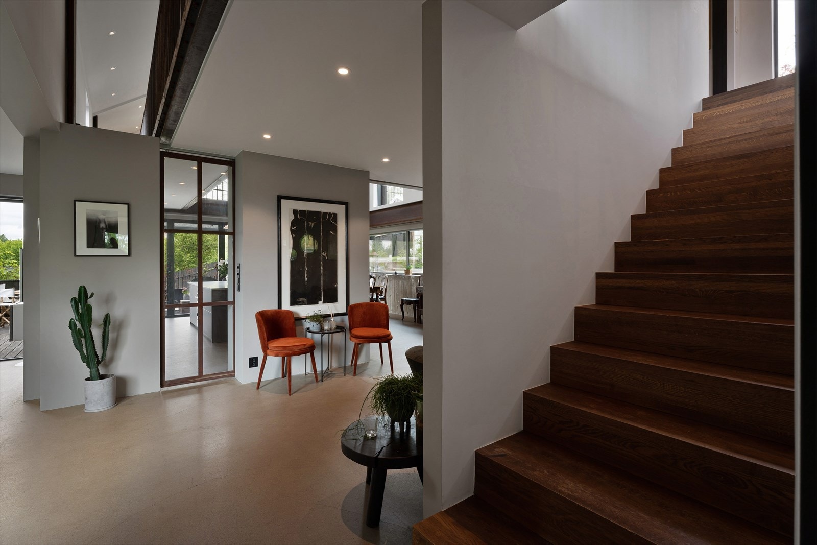 Smakfull tretrapp opp til 2.etasje. Håndløpere til begge trapper innvendig kan monteres hvis ny eier ønsker. Galleribilde