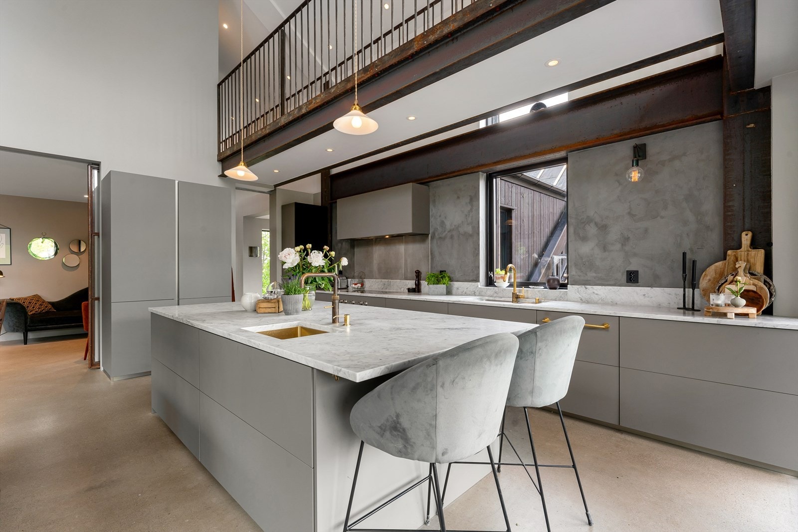 Unikt kjøkken med syv meter under taket. Galleribilde