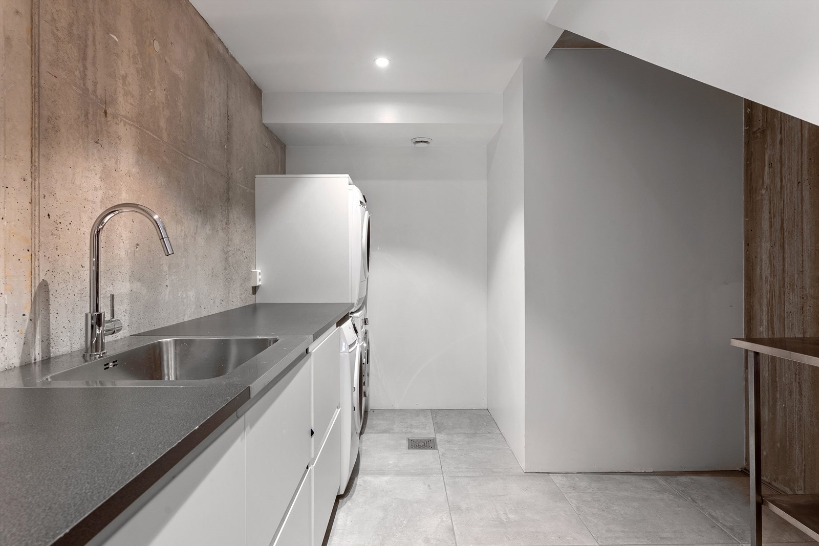 Romslig og praktisk vaskerom i underetasjen. Galleribilde