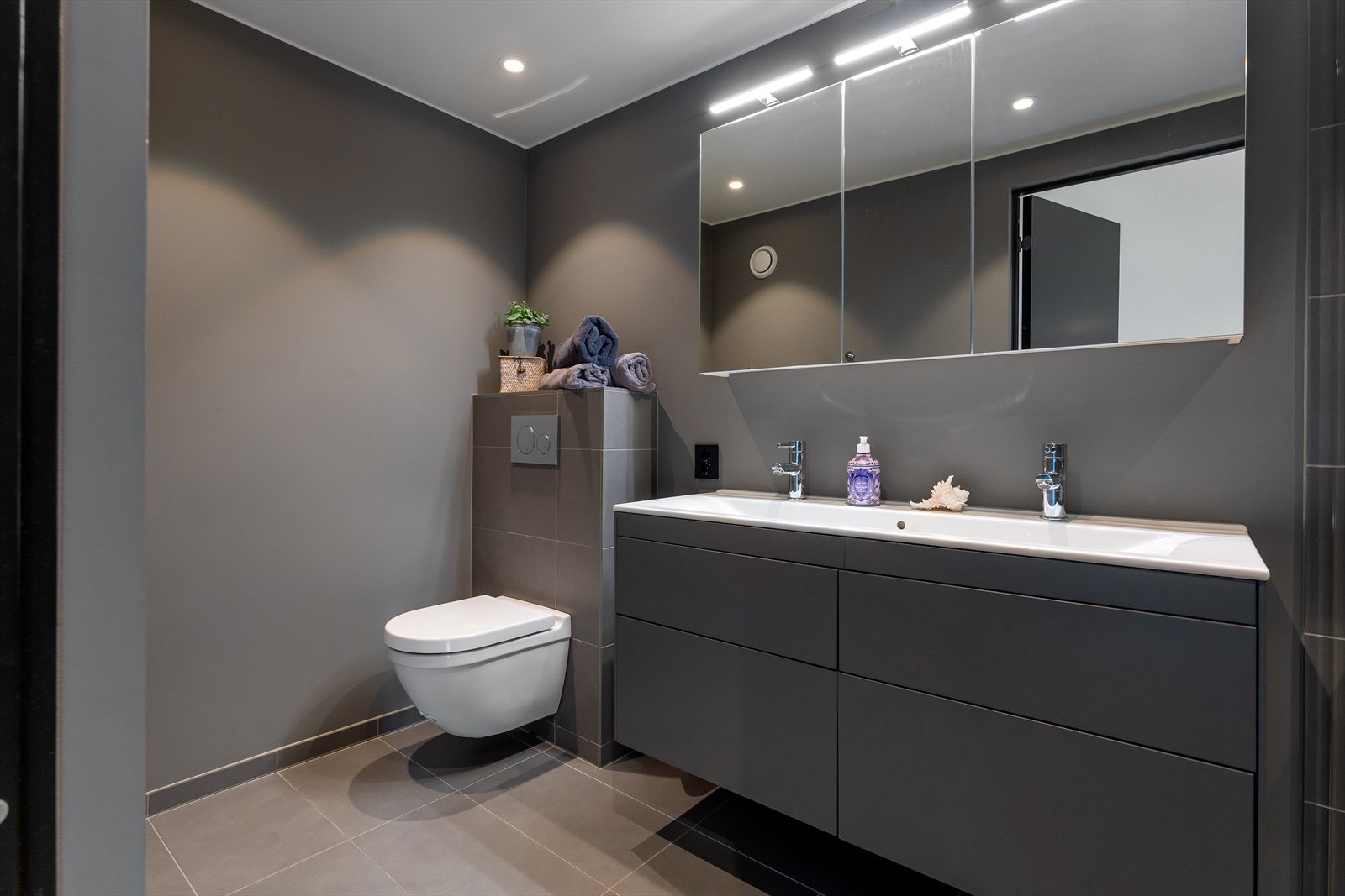 Lekkert, flislagt bad i 2.etasje Galleribilde