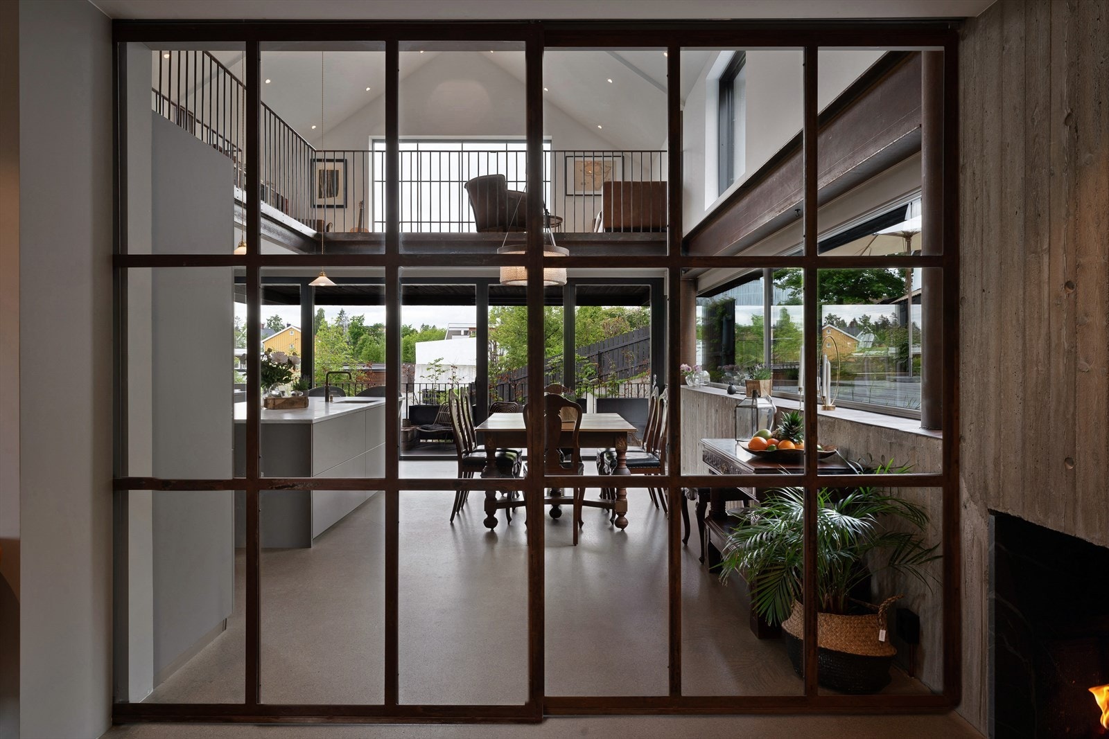 Stor jern skyvedør med glass kan skille av og åpnes etter ønske. Galleribilde