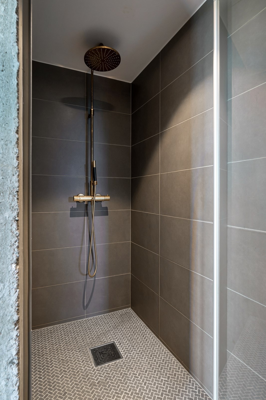 Dusjnisje med regnfallsdusj. Galleribilde