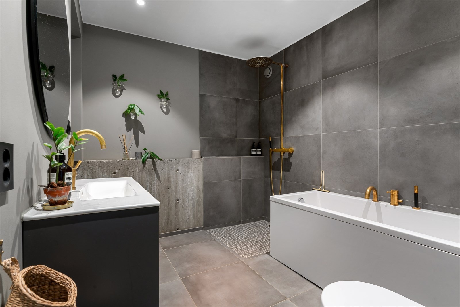 Lekre fliser mot rå betong skaper et spennende uttrykk. Galleribilde