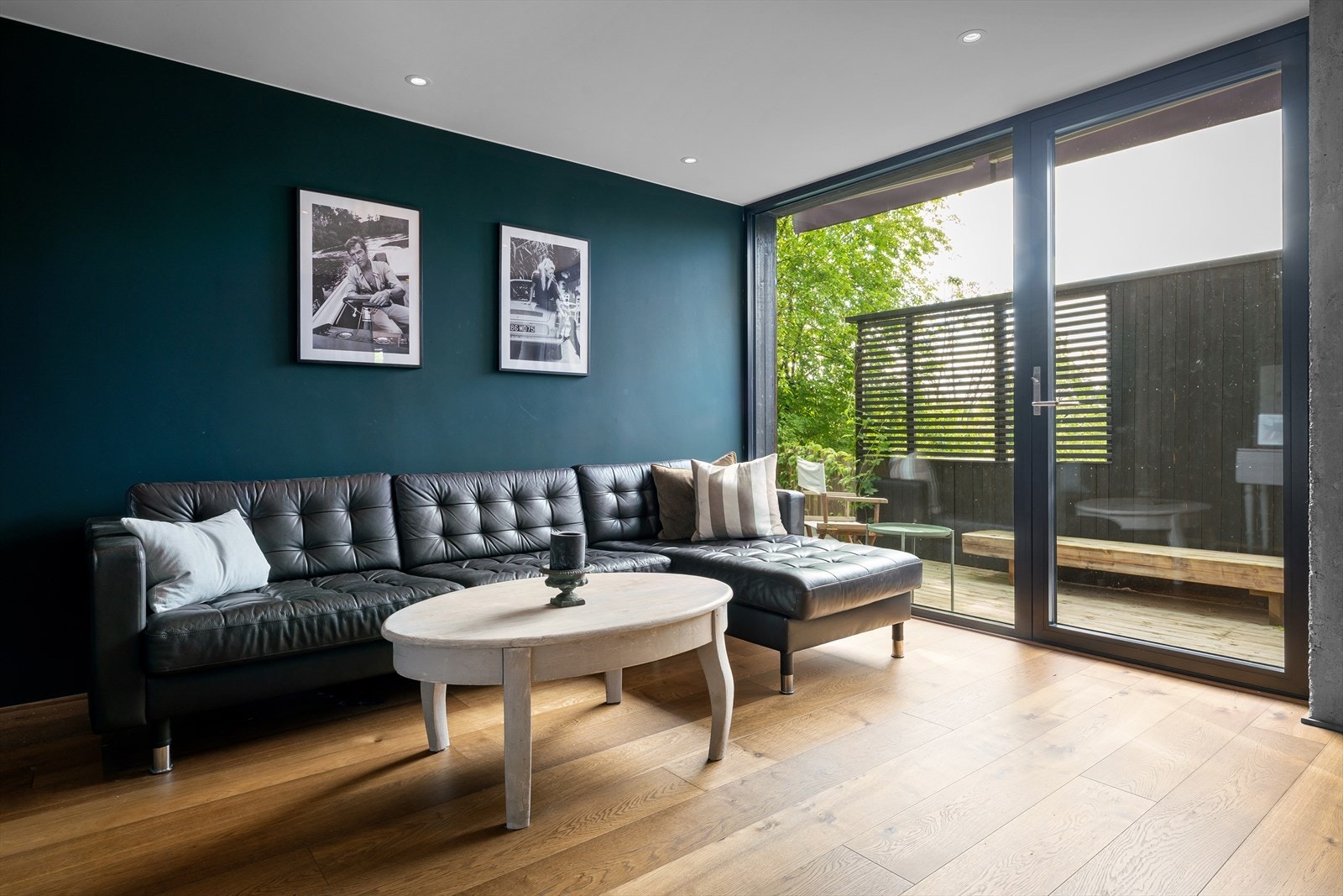 "One Suite" for gjester, ungdomsbule, TV-stue eller hybel med egen inngang. Med enkle grep har du en liten utleiedel med egen inngang og parkering. Galleribilde