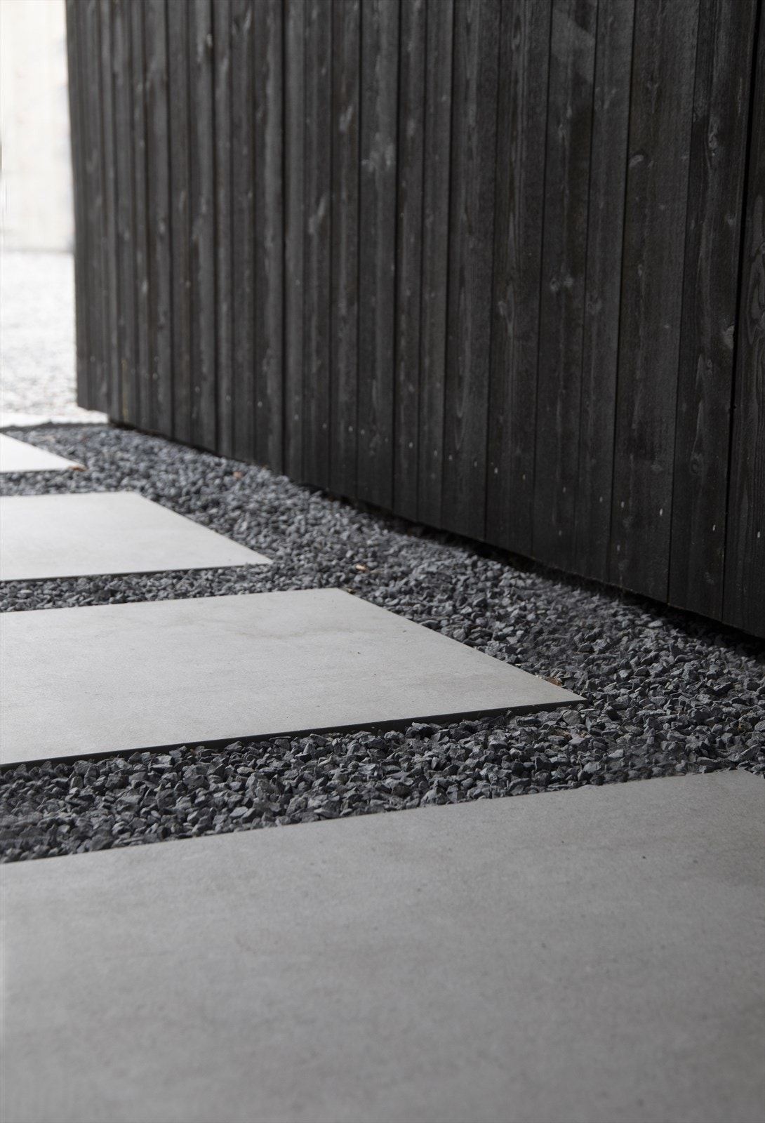 Uteområdet er pent opparbeidet med heller, terrasse, beplantning m.m Bilde fra magasinet Maison (utgave 04 / 2022). Fotograf Fillipa Tredal, styling av Tine Kroken. Galleribilde