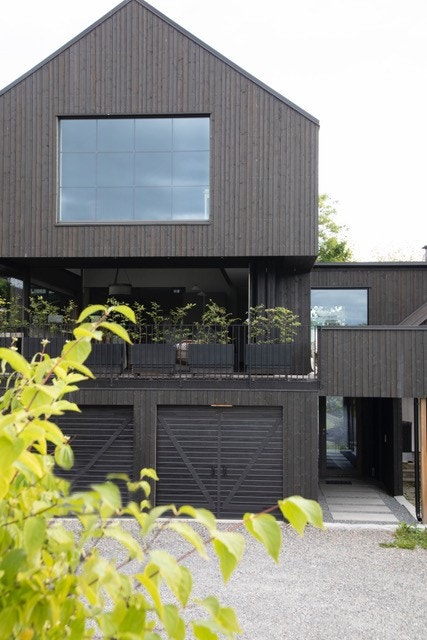 Parkering i garasje med egen sluse inn til huset. 1 biloppstillingsplass inn til huset. Bilde fra magasinet Maison (utgave 04 / 2022). Fotograf Fillipa Tredal, styling av Tine Kroken. Galleribilde