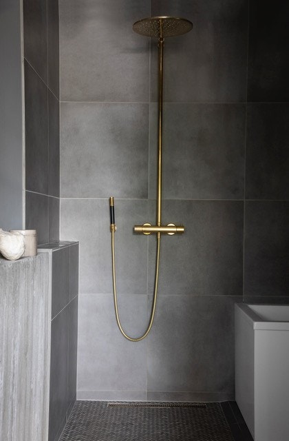 Badet gir spa-følelse med fliser og badekar fra Modema og dusjarmatur fra Tapwell. Bilde fra magasinet Maison (utgave 04 / 2022). Fotograf Fillipa Tredal, styling av Tine Kroken. Galleribilde