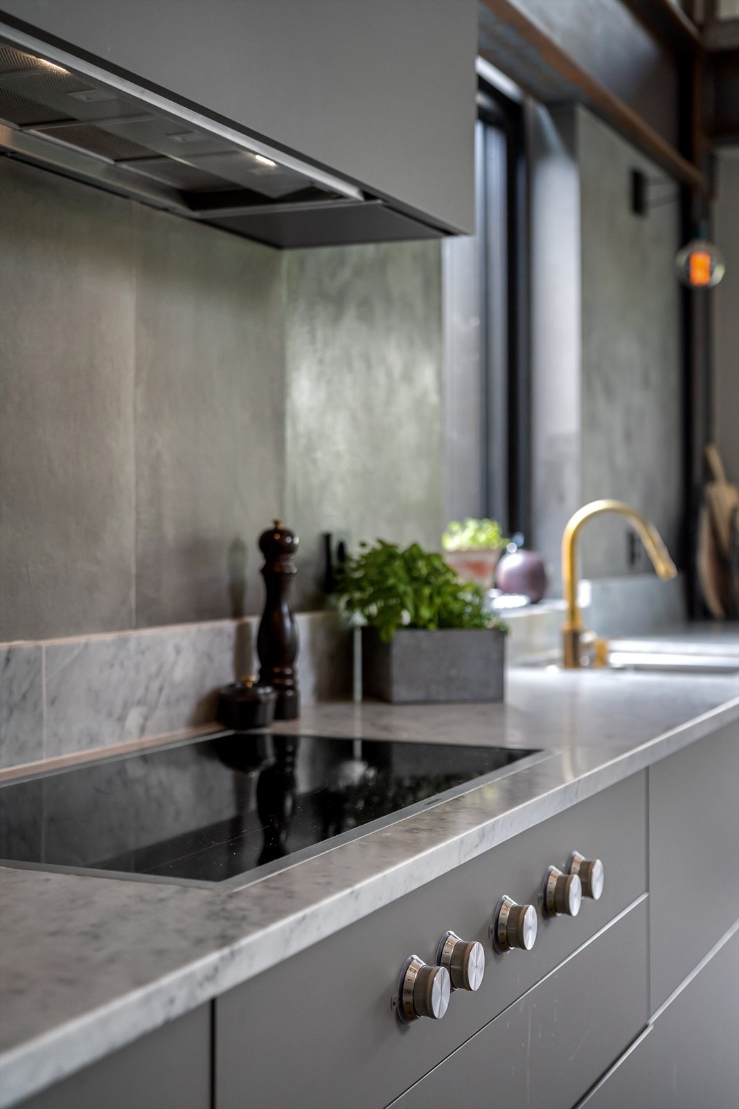 Kjøkkeninnredningen har ekstra stor platetopp med induksjon, dampovn og vakuumskuff fra AEG. Galleribilde