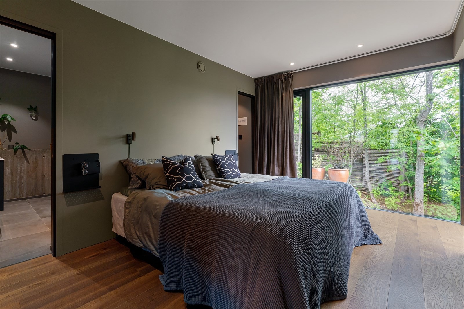 Hovedsoverommet er av god størrelse og befinner seg i boligens 1.etasje. Galleribilde