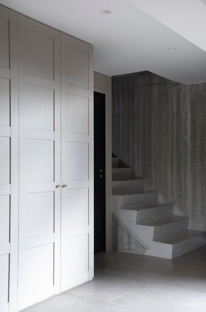 Plassbygget garderobeløsning. Bilde fra magasinet Maison (utgave 04 / 2022). Fotograf Fillipa Tredal, styling av Tine Kroken. Galleribilde