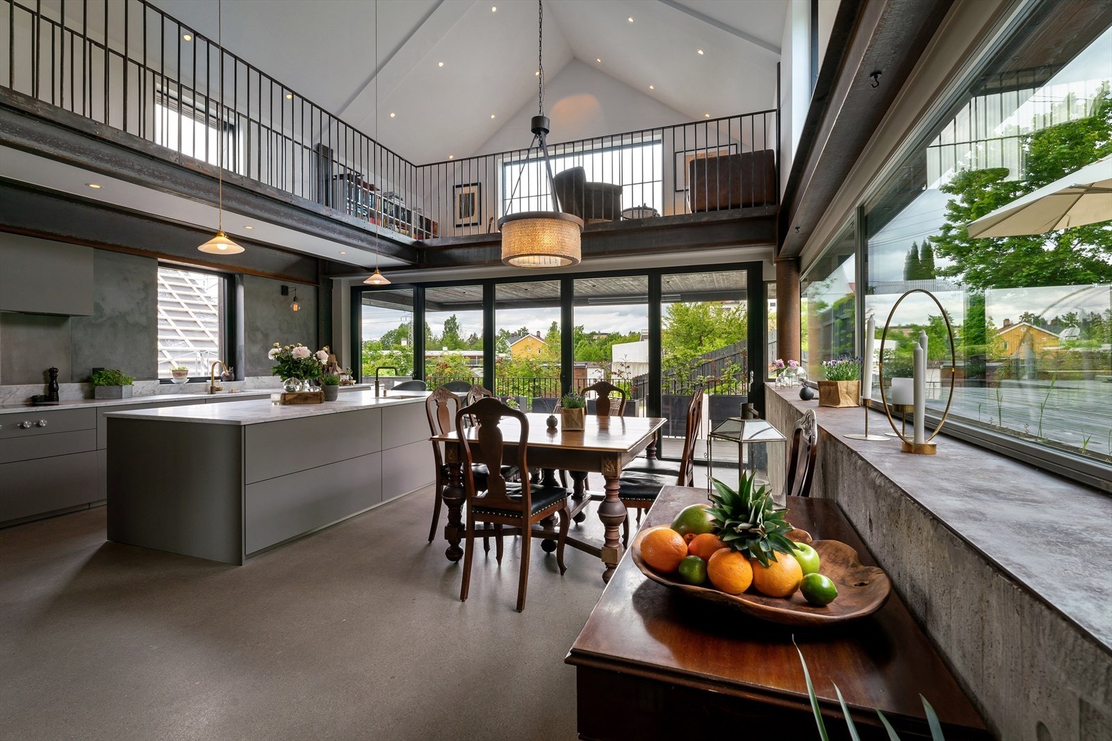 Boligen har et rustikt og spennende preg med elementer av betong, glass, og jern, samtidig som det oppleves som et lunt og innbydende hjem. Galleribilde