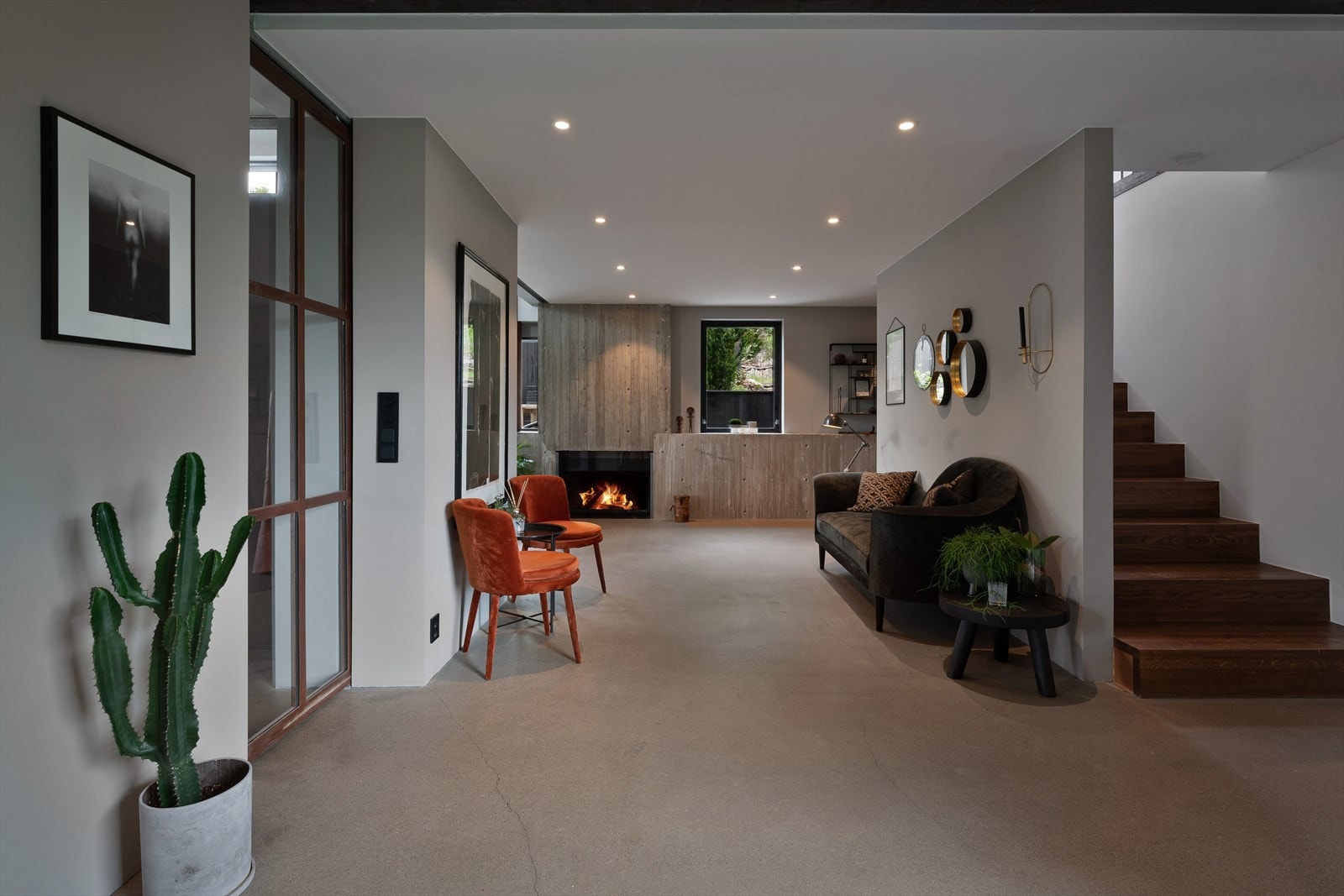 I stuen er det åpen peis med betongomramming som varmer godt. Galleribilde