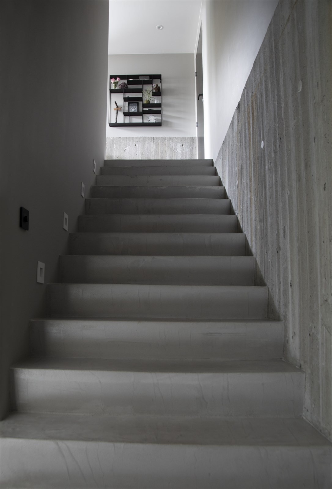 Stilfull trapp med belysning. Bilde fra magasinet Maison (utgave 04 / 2022). Fotograf Fillipa Tredal, styling av Tine Kroken. Galleribilde