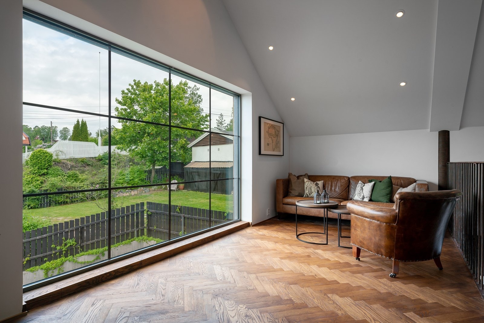 Malt himling med downlights. Legg merke til det flotte, store vinduet med integrerte jernsprosser. Galleribilde