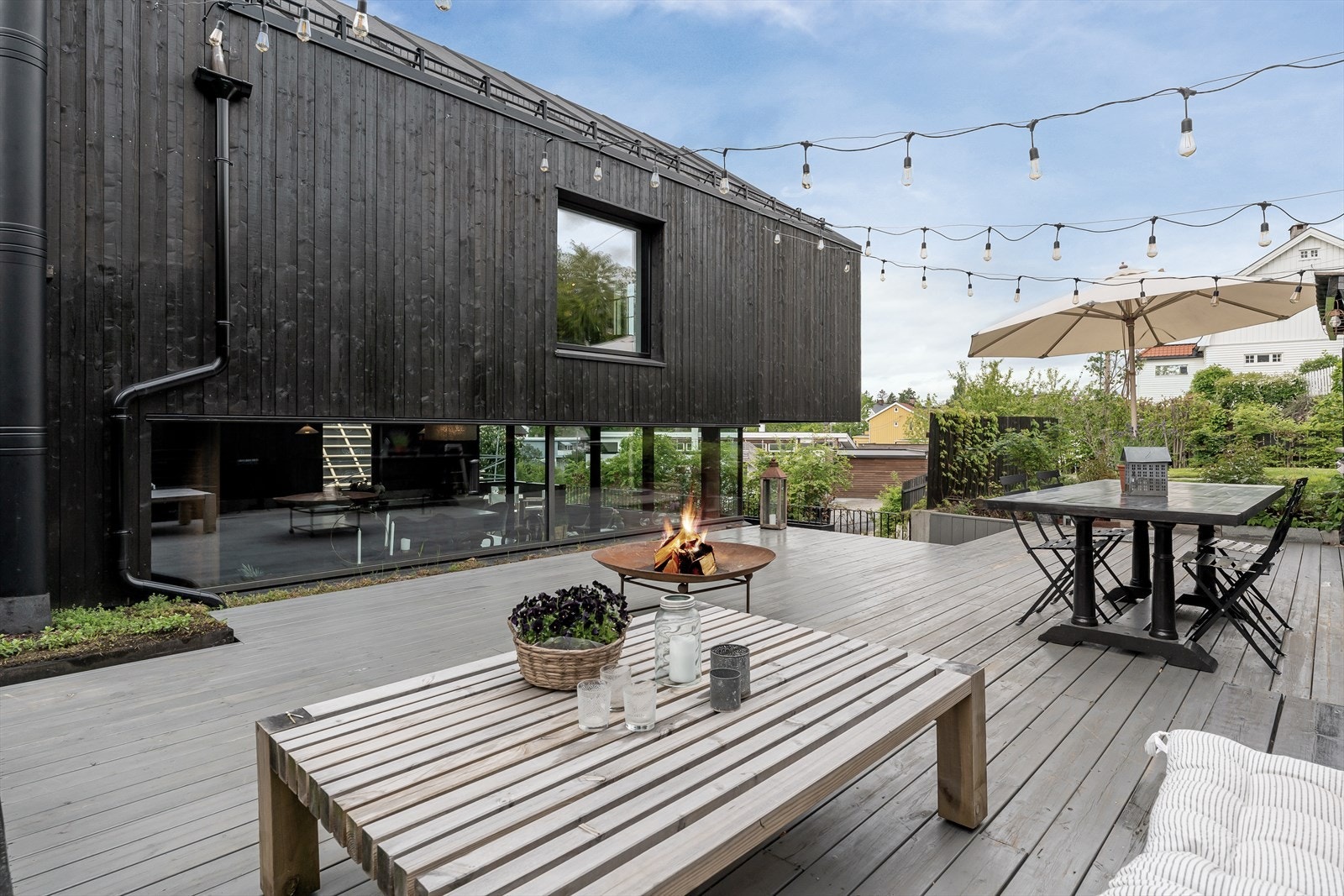 Legg merke til de store vindusflatene som gir god flyt og en åpen atmosfære i hjemmet. Galleribilde