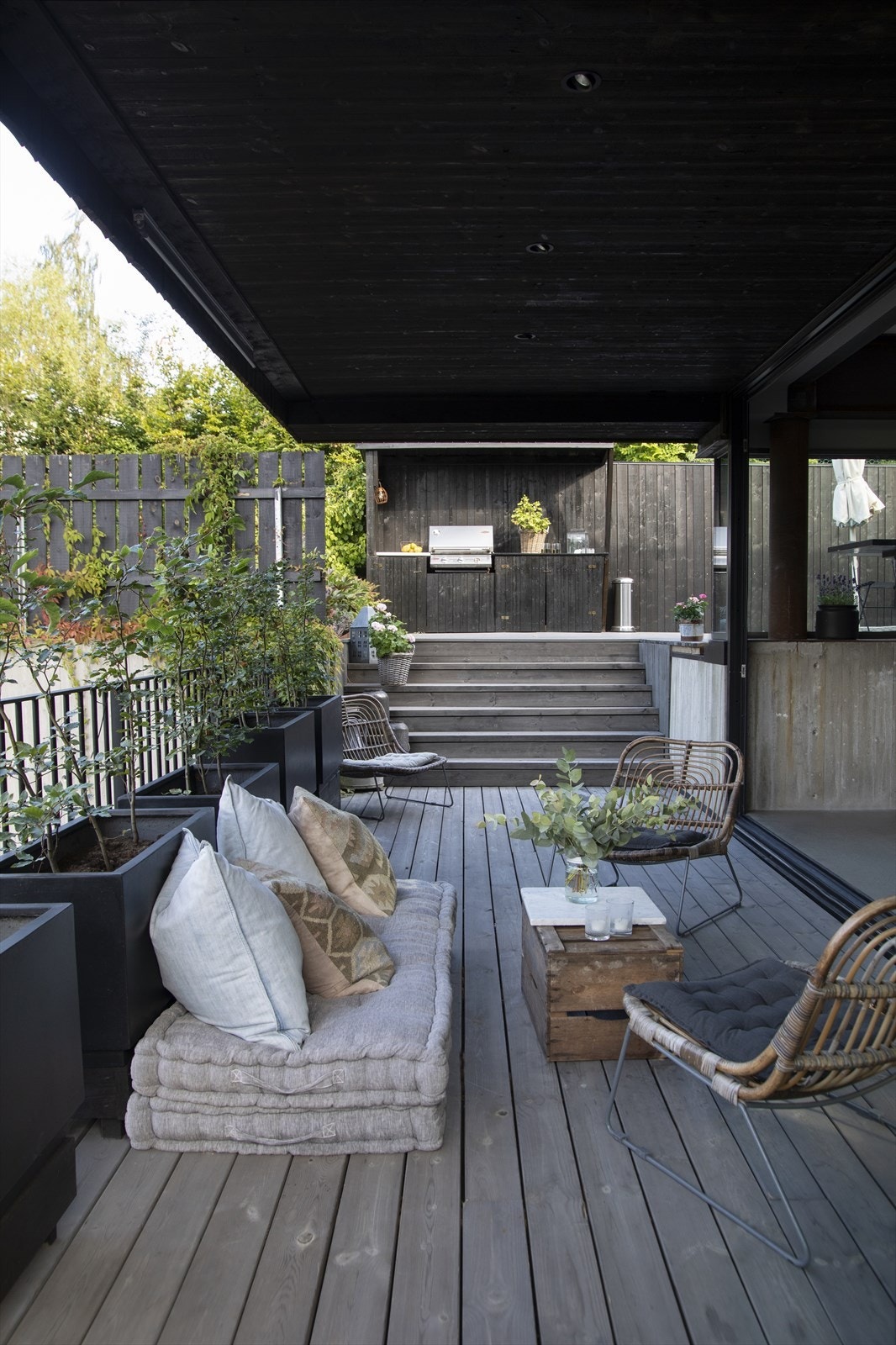 Det har nylig vært en reportasje i magasinet Maison om denne fantastiske boligen med fokus på både inne- og uterom (utgave 04 / 2022). Bildet er hentet fra reportasjen. Fotograf Fillipa Tredal, styling av Tine Kroken Galleribilde