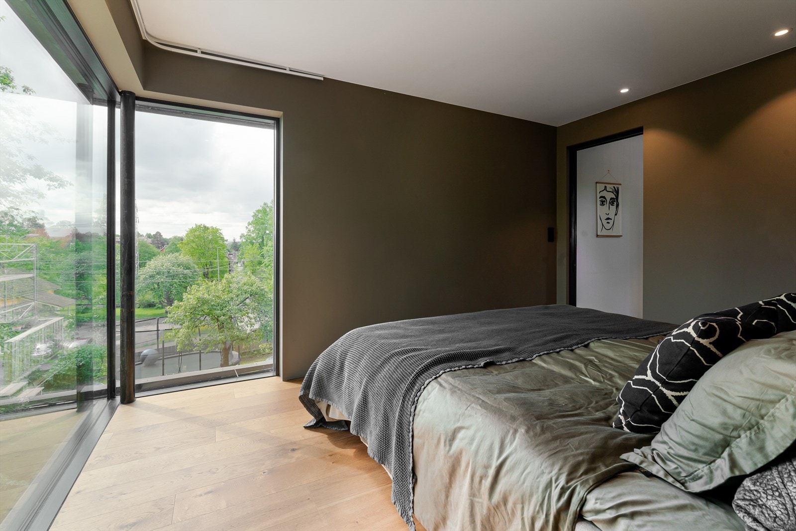 Hovedsoverommet er laget som en privat suite med eget bad og walk-in-closet. Galleribilde