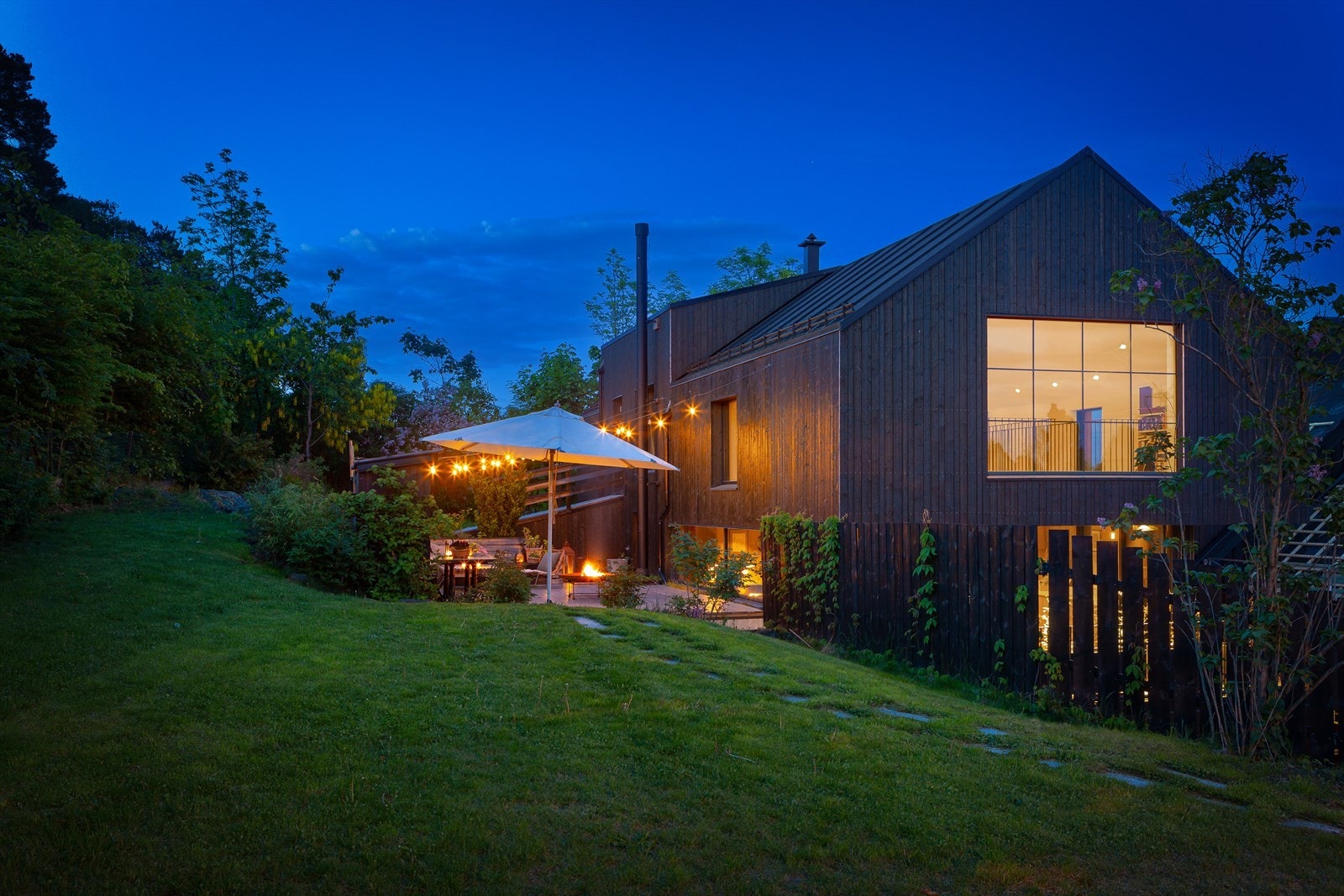 Hagen er flott opparbeidet med plen, nydelige prydbusker, beplantning og trær. Galleribilde