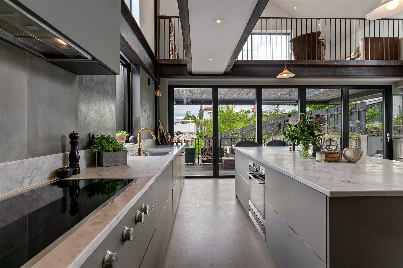 Kjøkkenet er stilrent med helstøpte glatte fronter og Carrara marmor benkeplate. Galleribilde