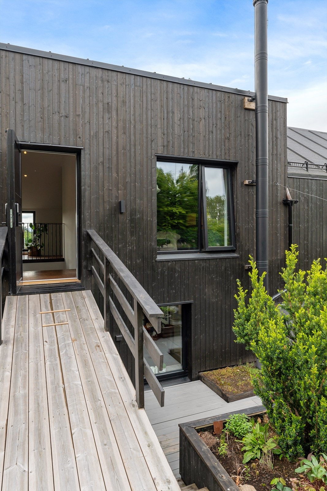 Det er utgang til terrasse og hage fra alle plan. Galleribilde