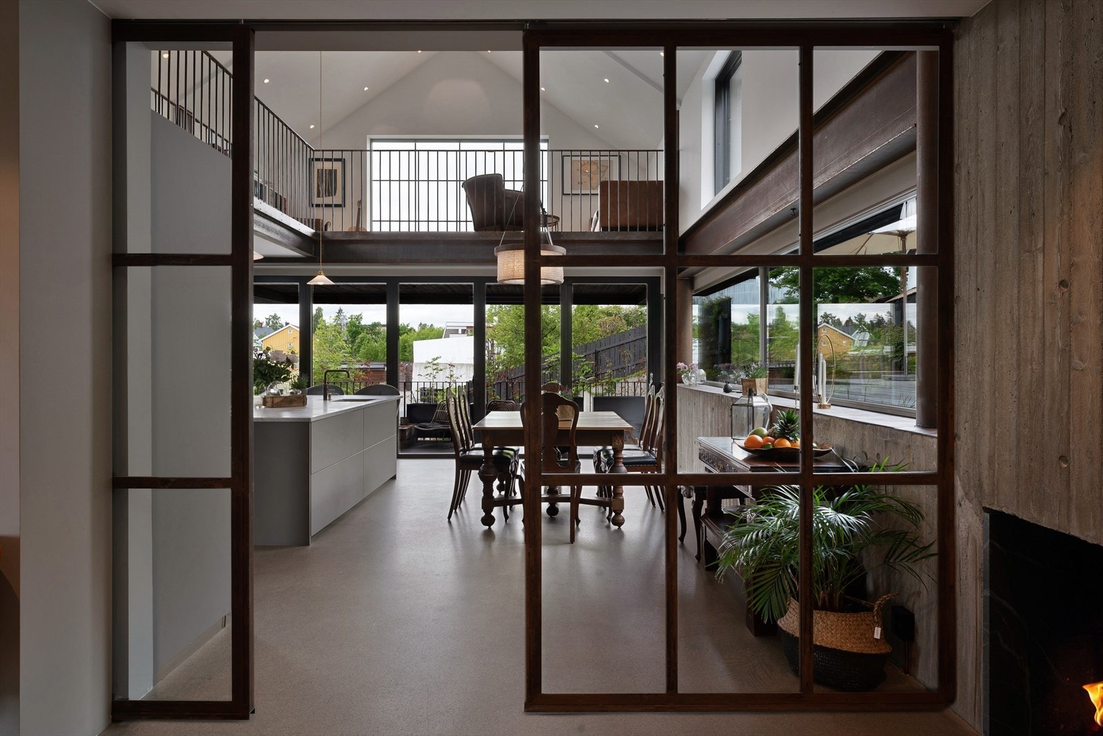 Det er slipt betong på gulvet i stuen, spisestue og kjøkken. Galleribilde