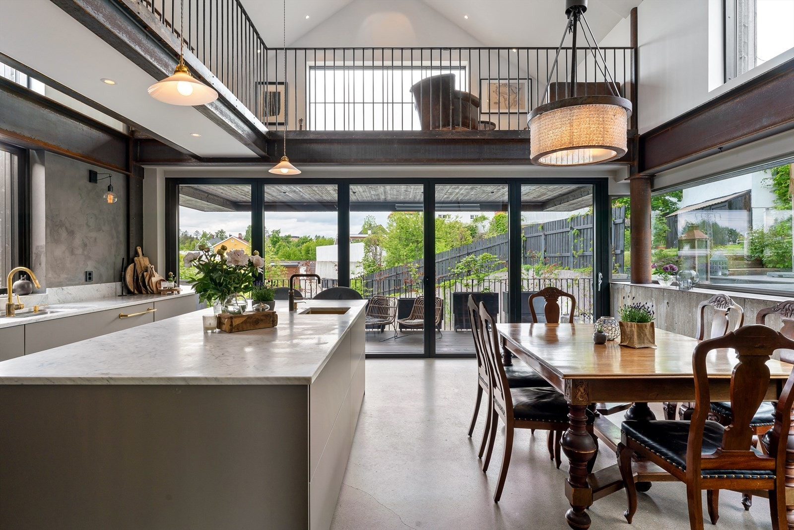 Frittstående arbeidsøy med messingkum og armatur fra Quooker med funksjon som gir kokende vann direkte fra kranen. Galleribilde