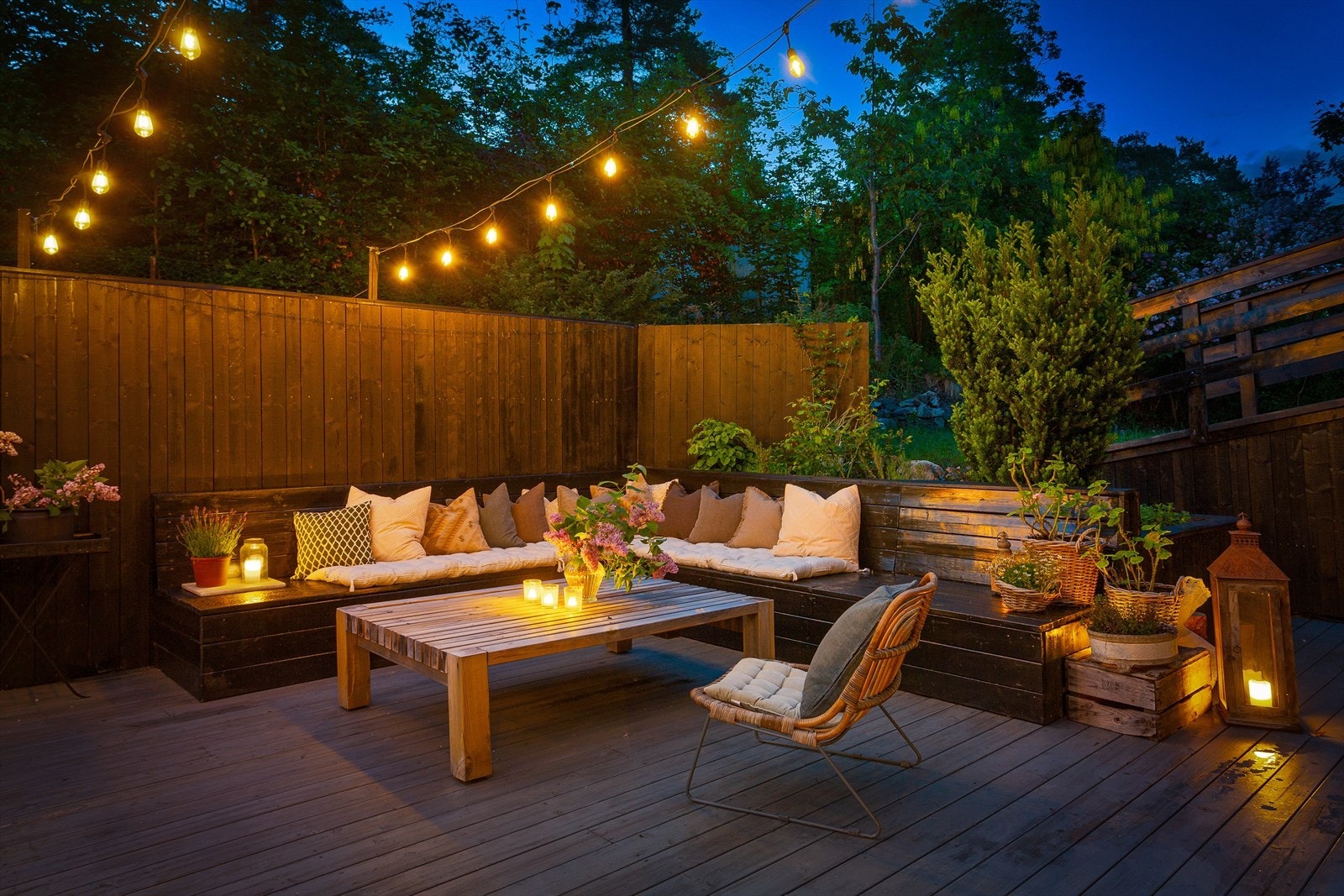 Stor terrasse i hagen med grillplass og plassbygget lounge. Galleribilde