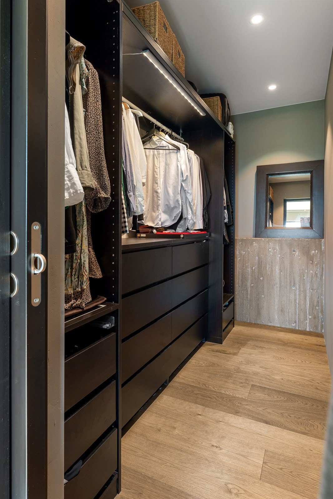 Innholdsrik walk-in-garderobe. Galleribilde