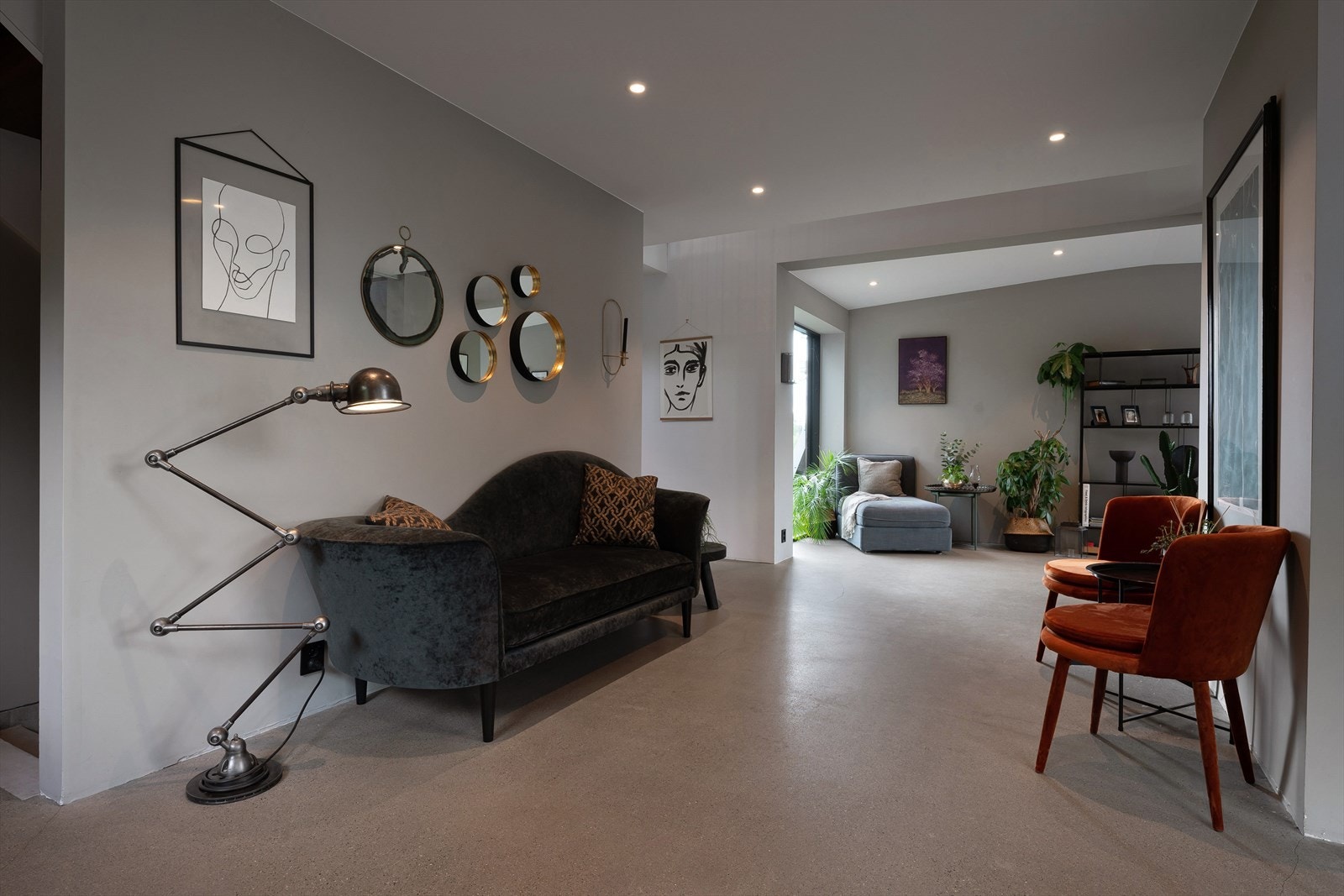 Innbydende stue med flere møbleringsmuligheter og soner. Galleribilde