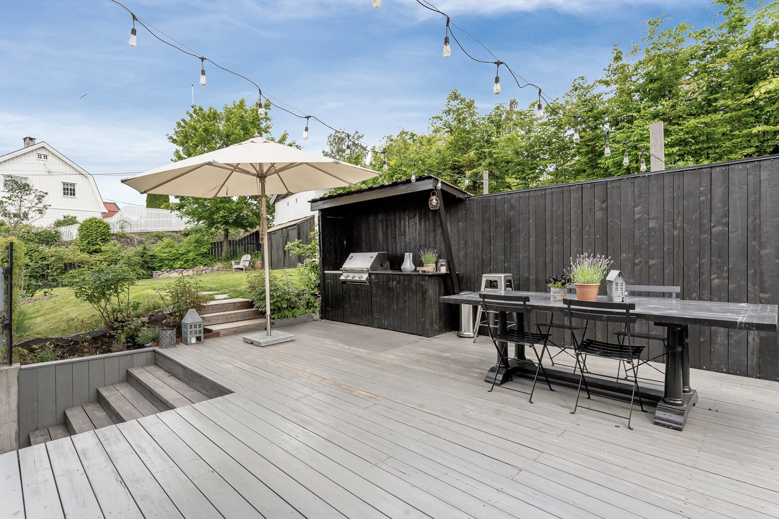 Terrasse er av trekonstruksjon med malt tregulv. Galleribilde