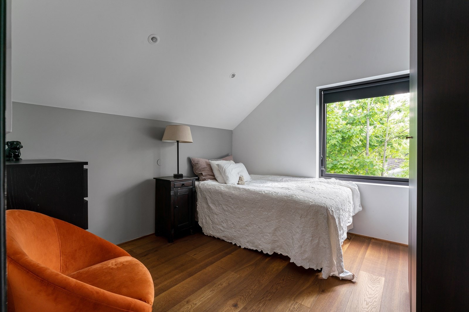 Soverom 2 med plass til både seng, garderobe og skrivepult. Galleribilde