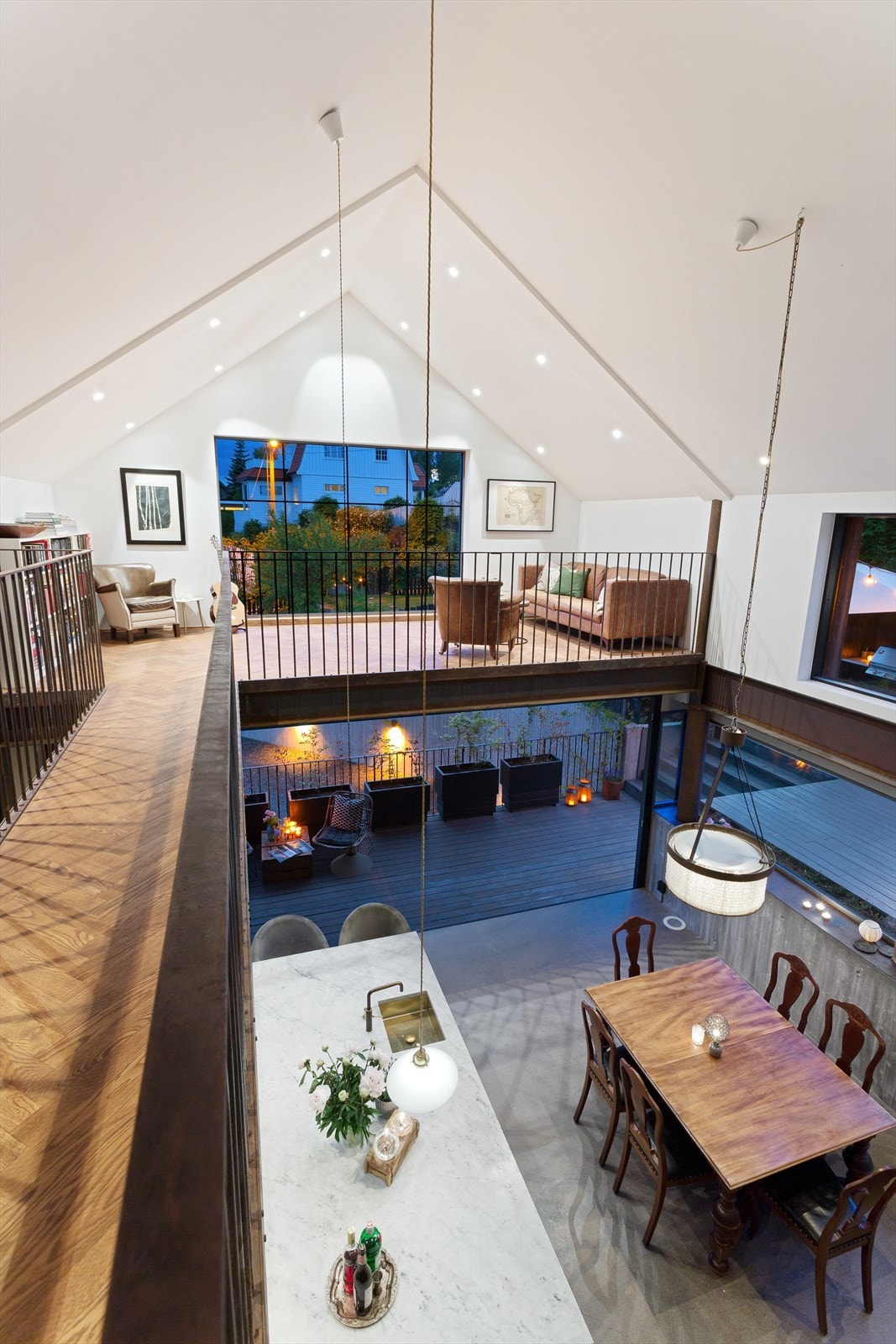 Innbydende loftstue som svever over kjøkkenet. Galleribilde