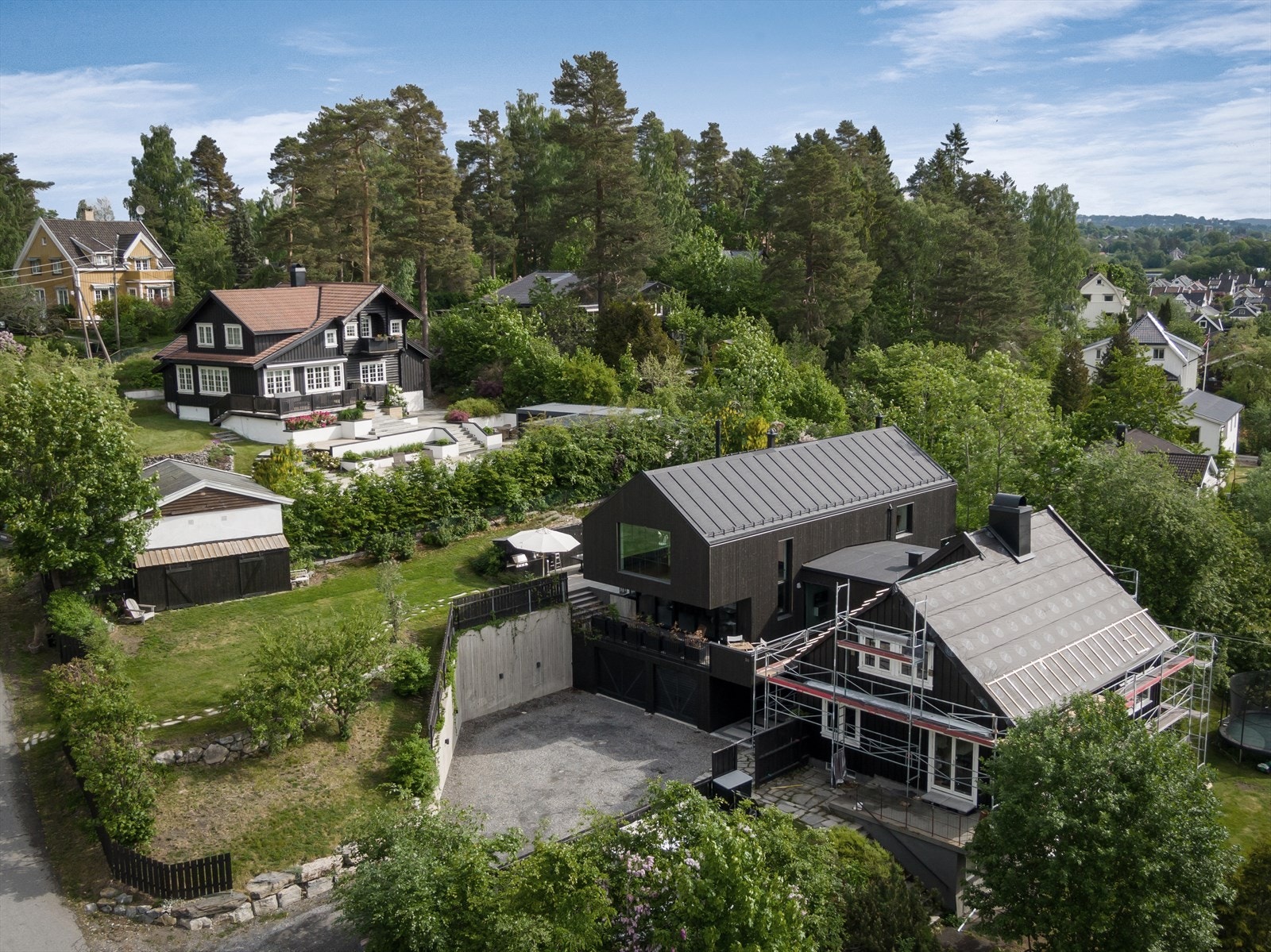 Ramstadåsveien 9 B ligger attraktivt til i et rolig, veletablert og hyggelig boligområde på Høvik, med gangavstand til Bekkestua og nærhet til Gjønnes T-banestasjon. Galleribilde