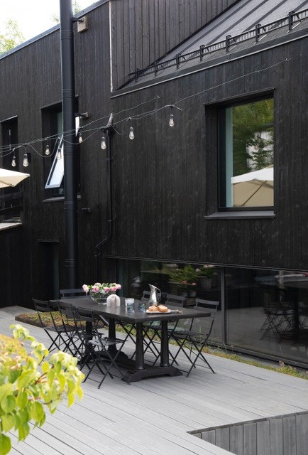 Uteplassen har mange soner for både store og små. Bilde fra magasinet Maison (utgave 04 / 2022). Fotograf Fillipa Tredal, styling av Tine Kroken. Galleribilde