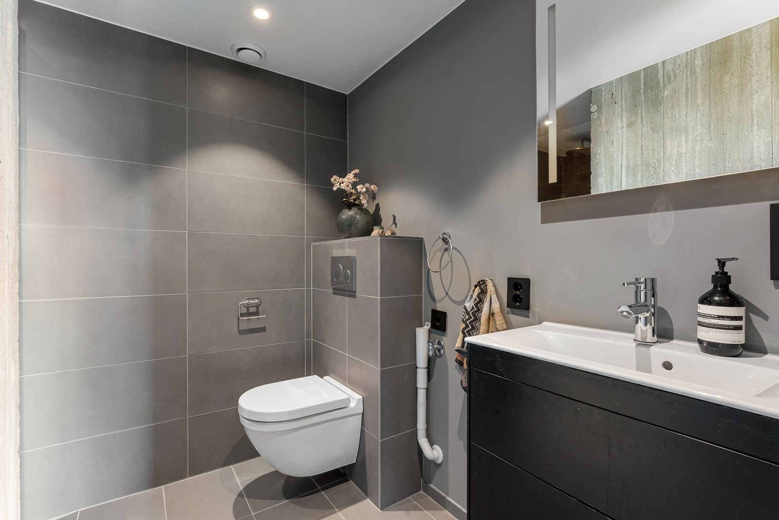 Pent flislagt bad med opplegg for vaksemaskin i underetasjen. Galleribilde