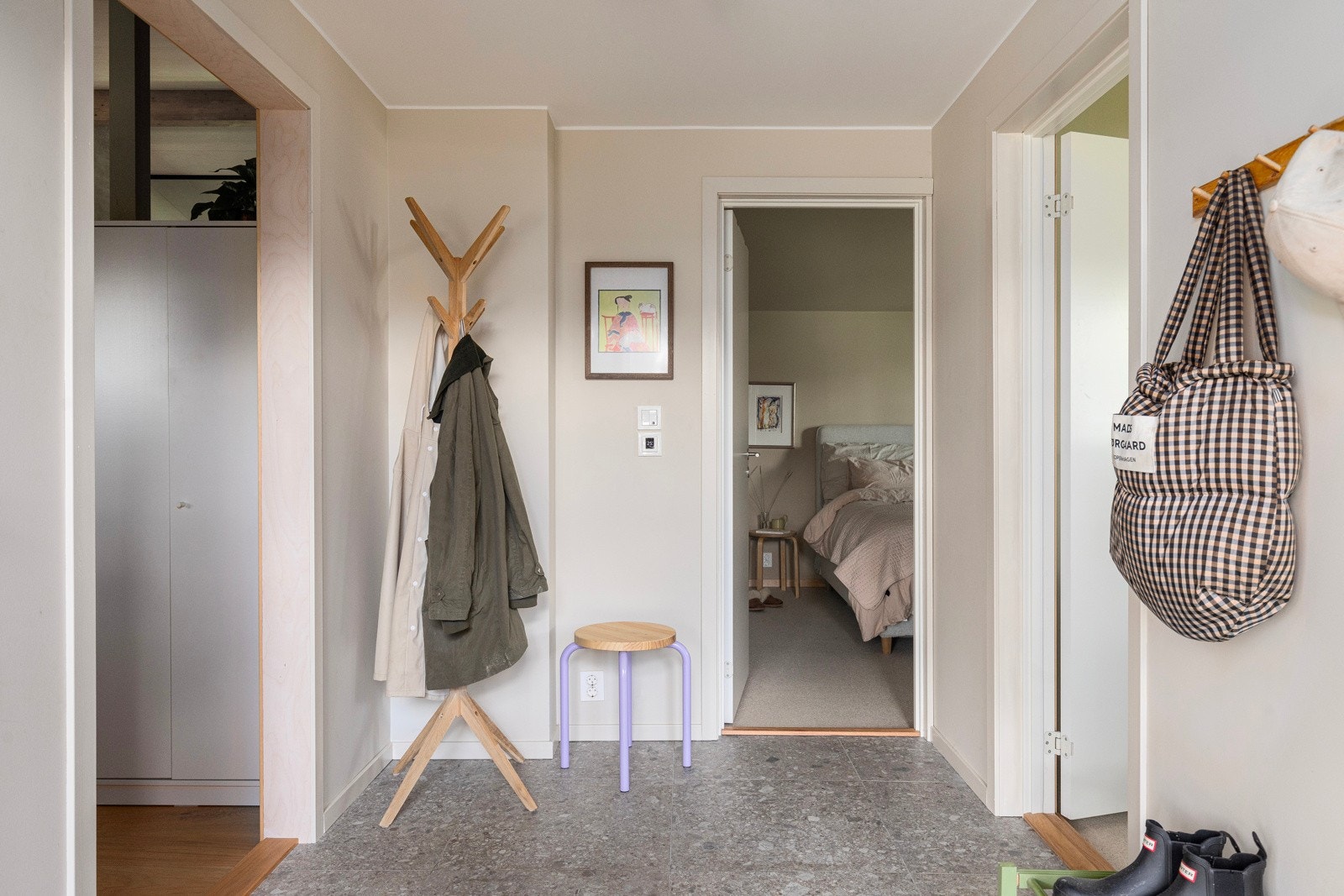 Entré med god plass til å henge fra seg yttertøyet. Galleribilde