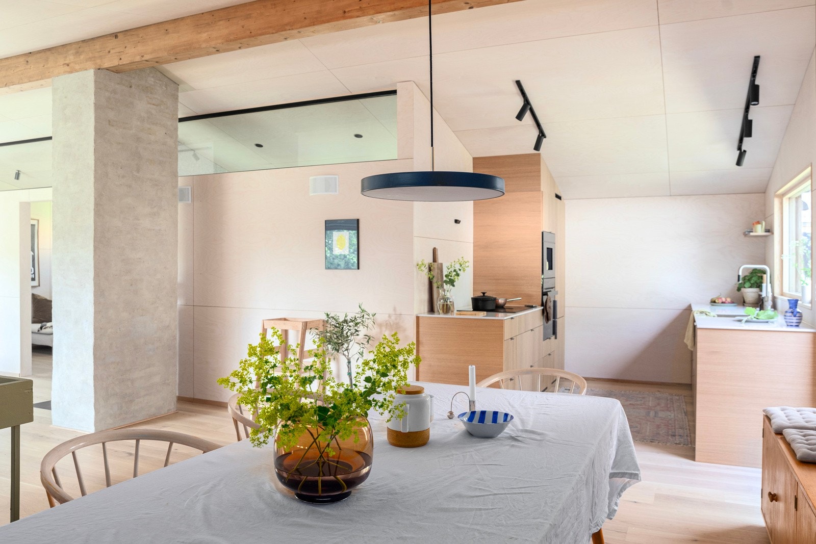 Den naturlige plasseringen av spisestuen gir en sosial atmosfære. Galleribilde