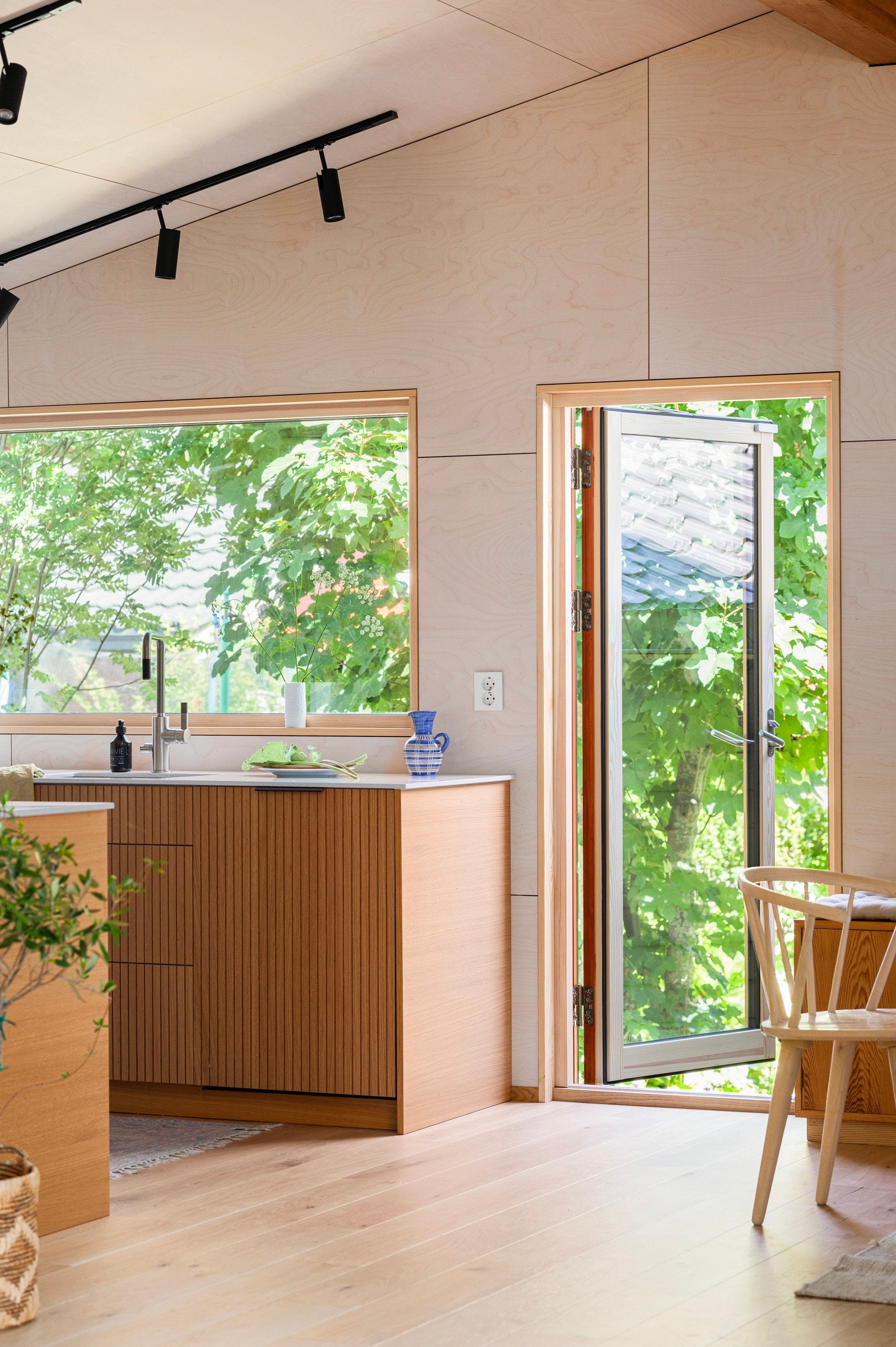 Fra kjøkkenet har du direkte utgang til hage med morgensol. Galleribilde